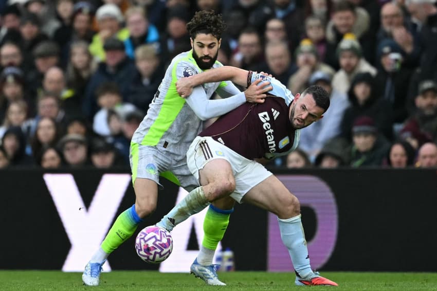 Jogadores do Manchester City e Aston Villa disputando a bola (Foto: Justin Tallis/AFP)