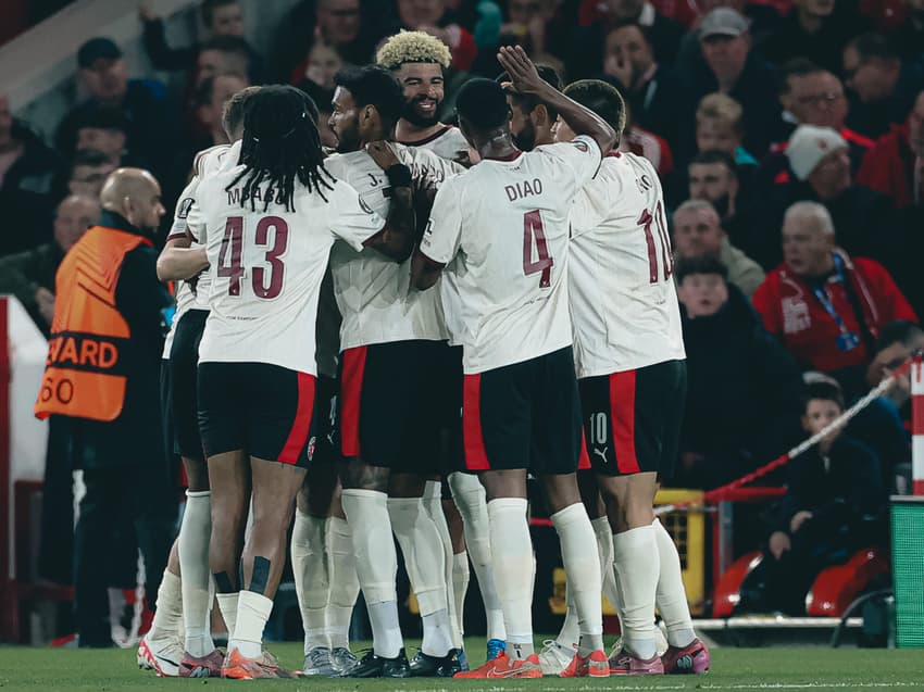 Jogadores do Midtjylland comemoram gol sobre o Nottingham Forest, na Europa League