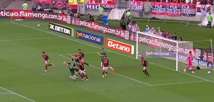 Jogadores do Palmeiras reclamam intensamente de decisão da arbitargem