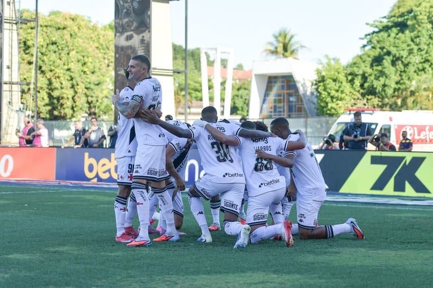 Jogadores do Vasco celebram gol contra Vitória em São Januário