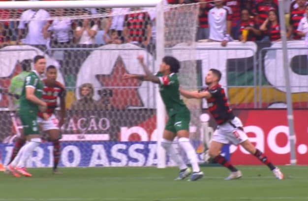 Jorginho faz contato nas costas de Gustavo Gómez em Flamengo x Palmeiras