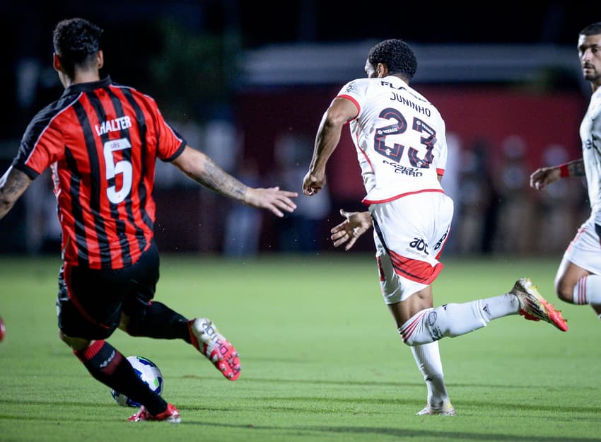 Juninho em ação contra o Vitória em jogo do Brasileirão (Foto: Jhony Pinho/AGIF)
