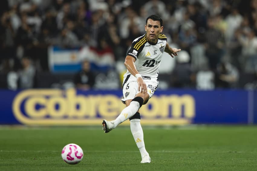 Junior Alonso titular da zaga atleticana (Foto: Pedro Souza / Atlético)