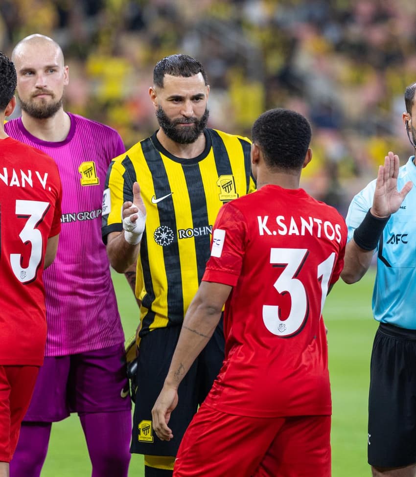 Kauan Santos cumprimenta Benzema no duelo entre Shabab Al-Ahli e Al-Ittihad