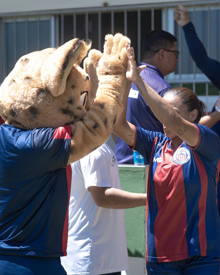 Mascote feminino do Itabirinto. (Foto: Leonardo Rodrigues / Itabirito FC)