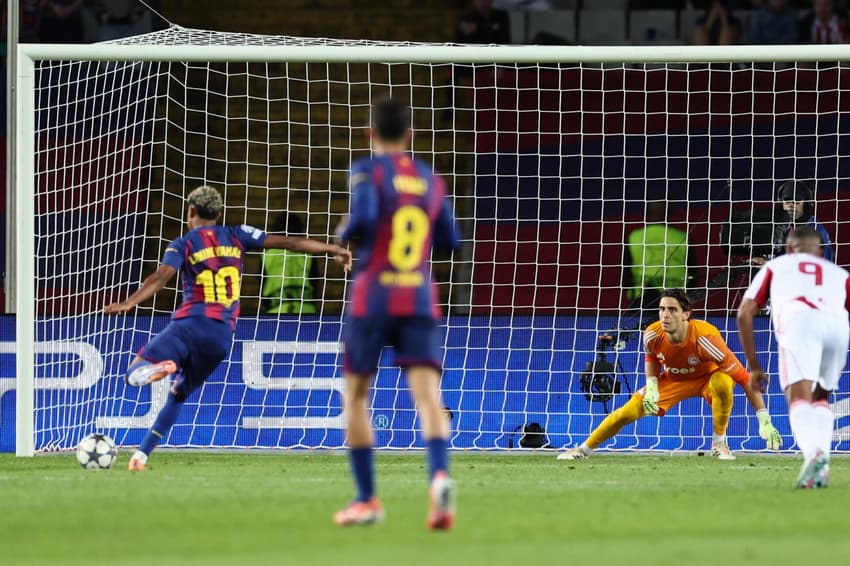 Lamine Yamal cobra pênalti na vitória do Barcelona sobre o Olympiacos, na Champions League