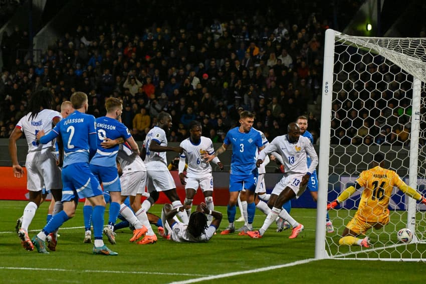Lance do gol da Islândia contra a França (Foto: Halldor KOLBEINS / AFP)