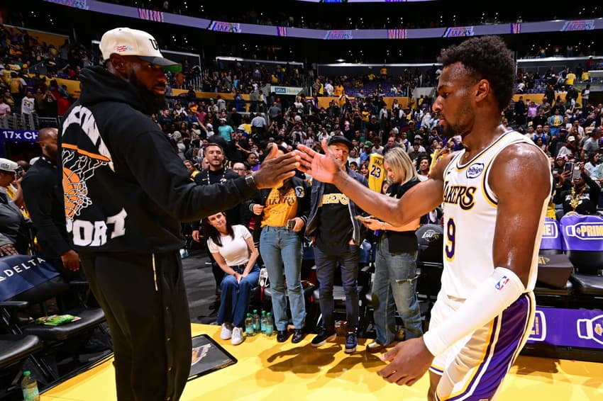 LeBron James cumprimenta o filho, Bronny James, antes do início do jogo da pré-temporada da NBA (Foto? Adam Pantozzi / AFP)