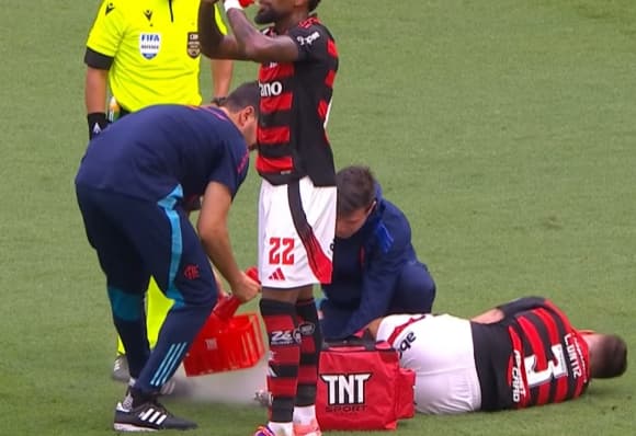 Léo Ortiz recebe antedimento médico no gramado do Maracanã (Foto: Reprodução)