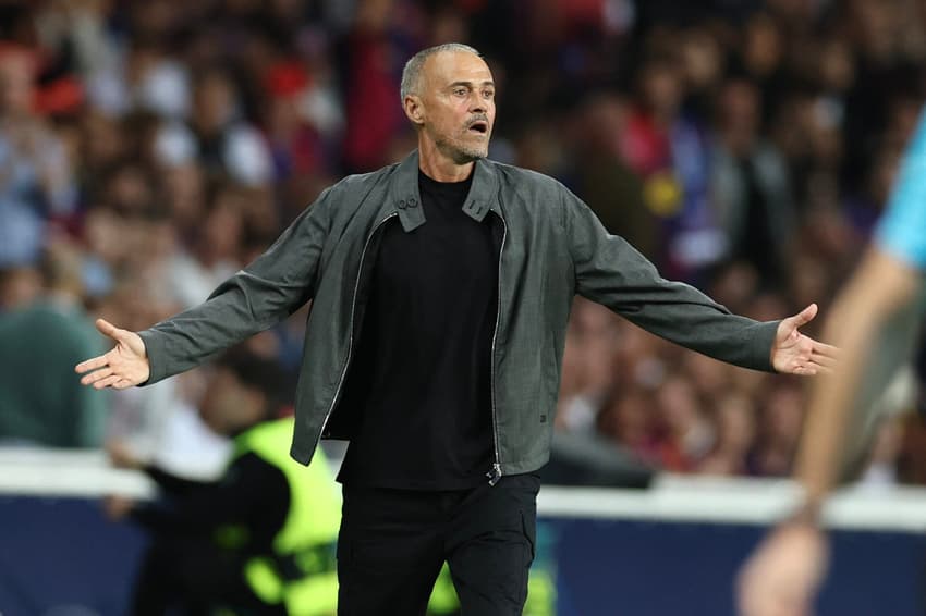 Luis Enrique reage durante partida entre Barcelona e PSG, pela Champions League