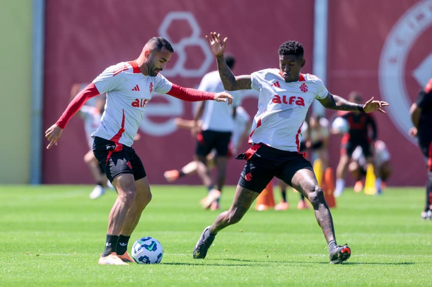 Thiago Maia e Vitão em treino do Internacional