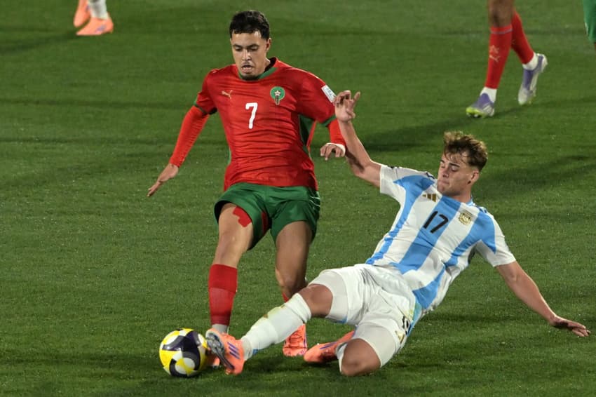 Maamma e Silvetti disputam a bola em Marrocos x Argentina na final do Mundial Sub-20