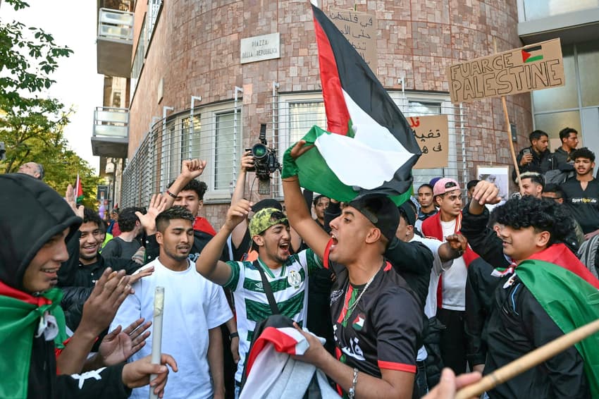 Manifestantes em defesa da Palestina antes de Itália x Israel, pelas Eliminatórias