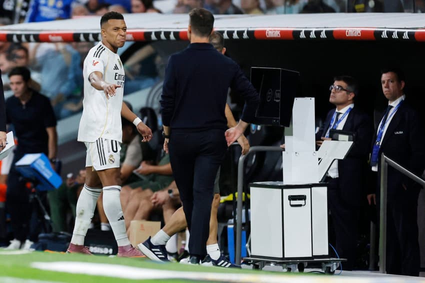 Mbappé cumprimenta Xabi Alonso após ser substituído no Real Madrid