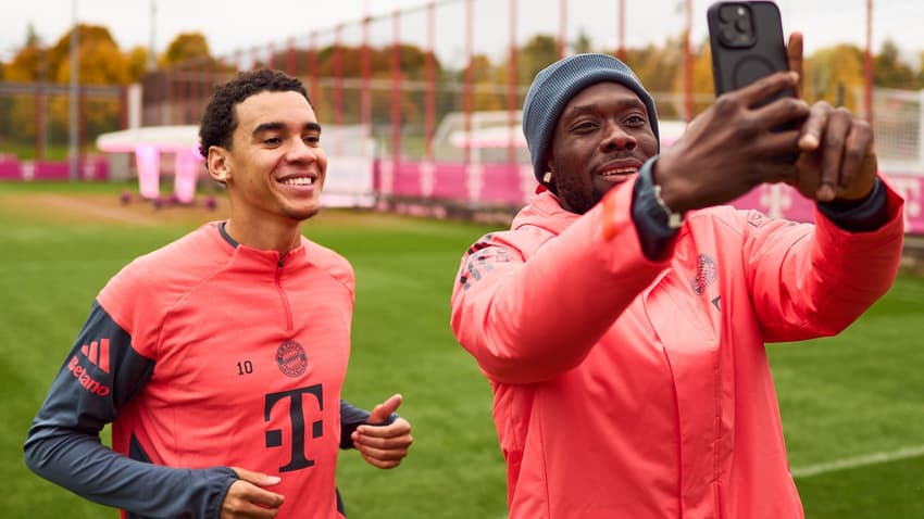 Musiala e Alphonso Davies em treino do Bayern de Munique (Foto: Reprodução/X)