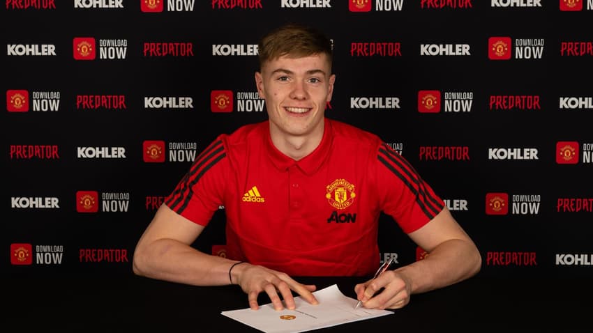 Nathan Bishop quando assinou contrato com o Manchester United (Foto: Ashley Donelon/Manchester United)
