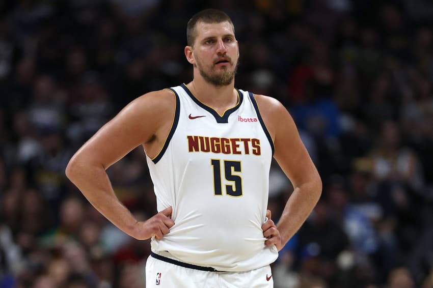 Nikola Jokic em ação durante jogo de pré-temporada da NBA (Foto: Matthew Stockman / AFP)