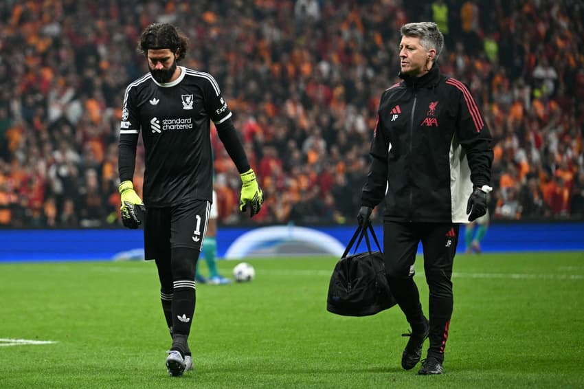 No segundo tempo, Alisson deixa jogo do Liverpool lesionado.