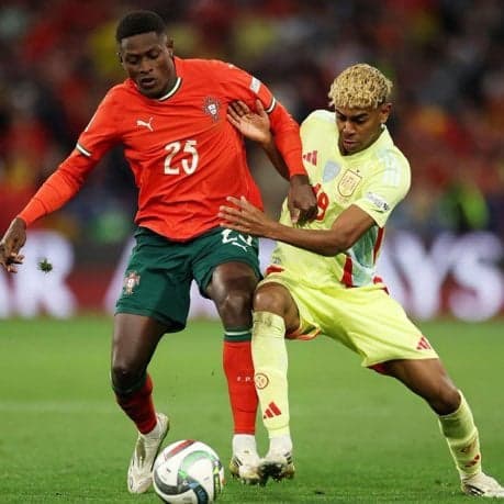 Nuno Mendes e Yamal batalhando na final da Nations League