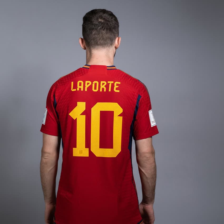 O zagueiro Laporte usando a camisa 10 na seleção da Espanha (Foto: Reprodução/X)