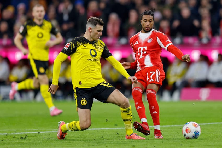 Olise e Gross disputam a bola em Bayern x Dortmund, pela Bundesliga