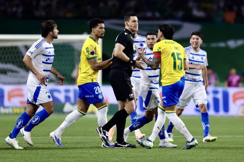 Primeiro tempo de Palmeiras x Cruzeiro, pela 30ª rodada do Brasileirão, foi marcado por polêmica de arbitragem (Foto: Marcello Zambrana/AGIF)