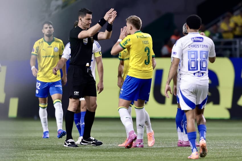 Árbitro Rafael Klein prejudicou o Cruzeiro no empate com o Palmeiras (Foto: Marcello Zambrana/AGIF)
