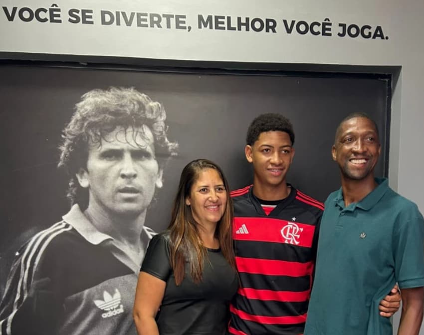 Paulo César ao lado dos pais no Flamengo