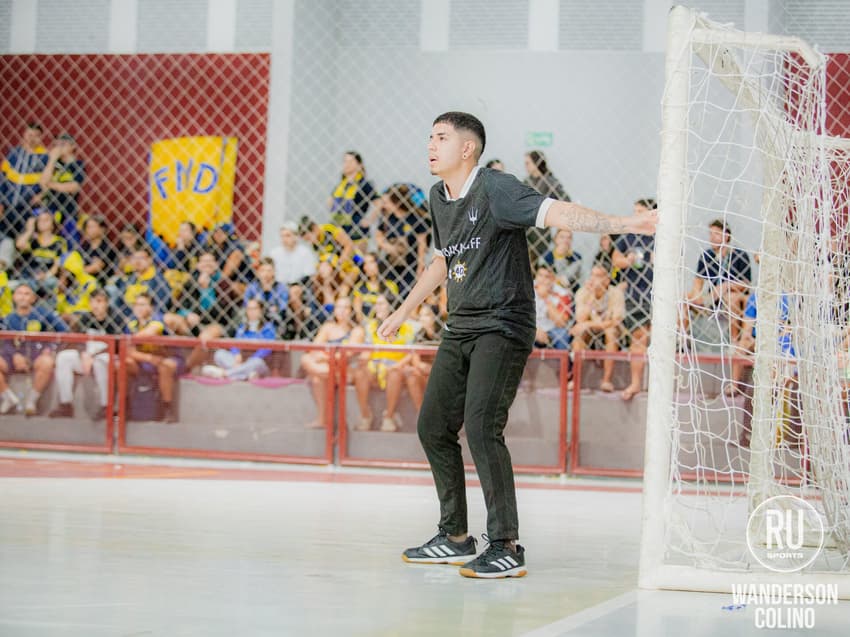 Pedro Tubarão, goleiro da equipe masculina de handebol do seu curso na universidade, se recupera de lesão (Foto: Wanderson Colino/RU Sports)