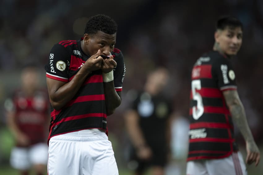 Plata beija escudo do Flamengo após marcar contra o Juventude (Foto: Jorge Rodrigues/AGIF)