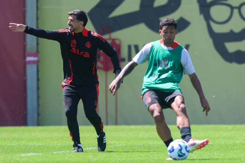 Emiliano Díaz, auxiliar técnico do Internacional, e Allex, meia