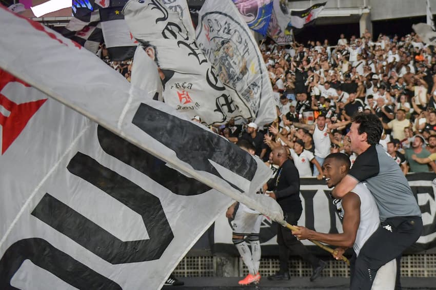 Rayan e Fernando Diniz comemoram vitória contra o Botafogo pela Copa Do Brasil (Foto: Thiago Ribeiro/AGIF)