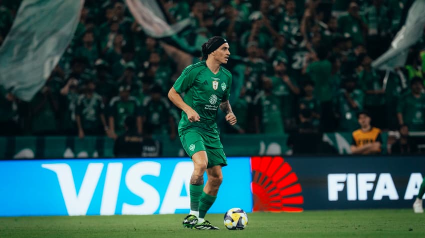 Roger Ibañez em ação pelo Al-Ahli