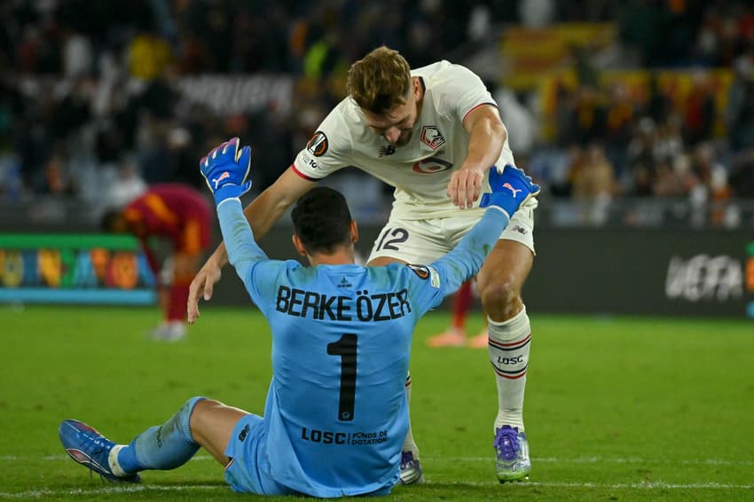 Goleiro Berke Özer, do Lille, pegou três pênaltis contra a Roma pela Europa League (Foto: Filippo Monteforte / AFP)
