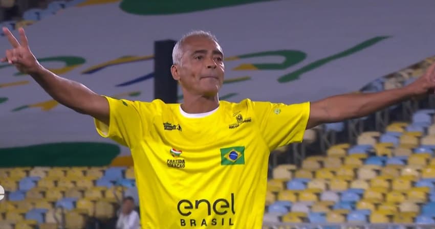 Romário marcou três gols em jogo beneficente no Maracanã (Foto: Reprodução)
