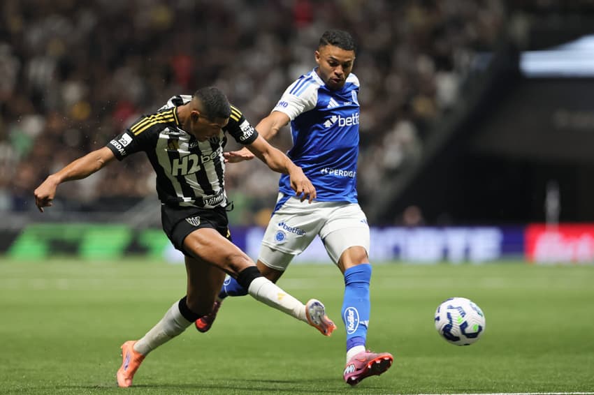 Rony em disputa com Wanderson durante clássico (Foto: Gilson Lobo / AGIF)