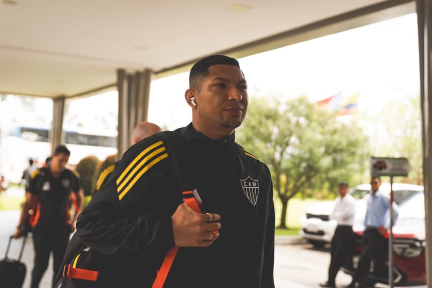 Rony na chegada a Quito para partida contra o Del Valle (Foto: Pedro Souza)