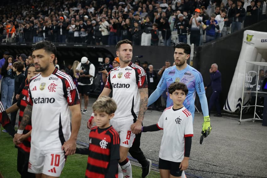 Jogadores do Flamengo: Rossi, Arrascaeta e Saúl em campo.