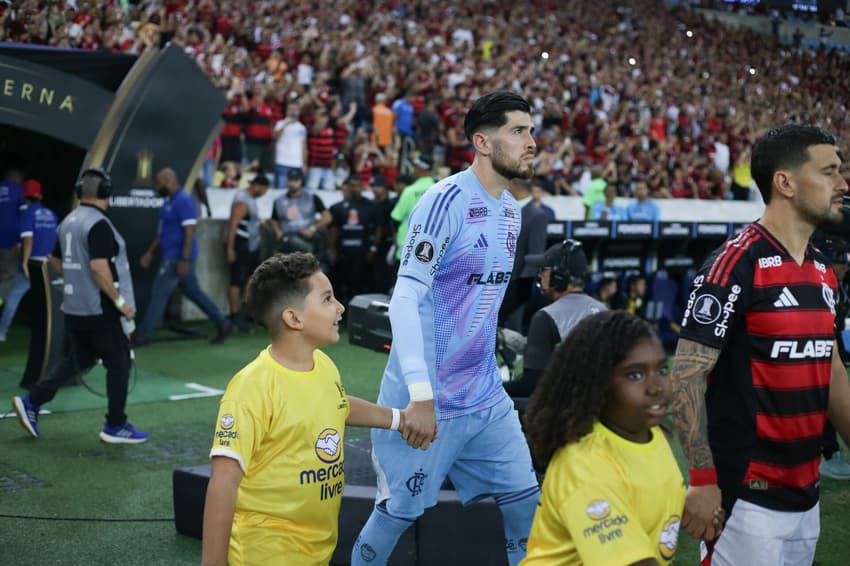 Rossi na entrada em campo de Flamengo x Táchira pela fase de grupos da Libertadores (Foto: Gilvan de Souza/Flamengo)