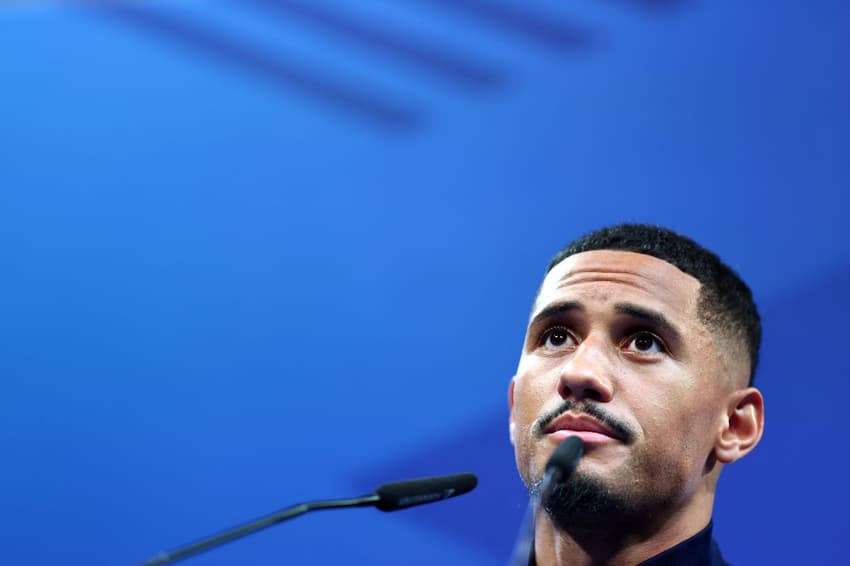 Saliba em entrevista coletiva pela França (Foto: Franck Fife/AFP)