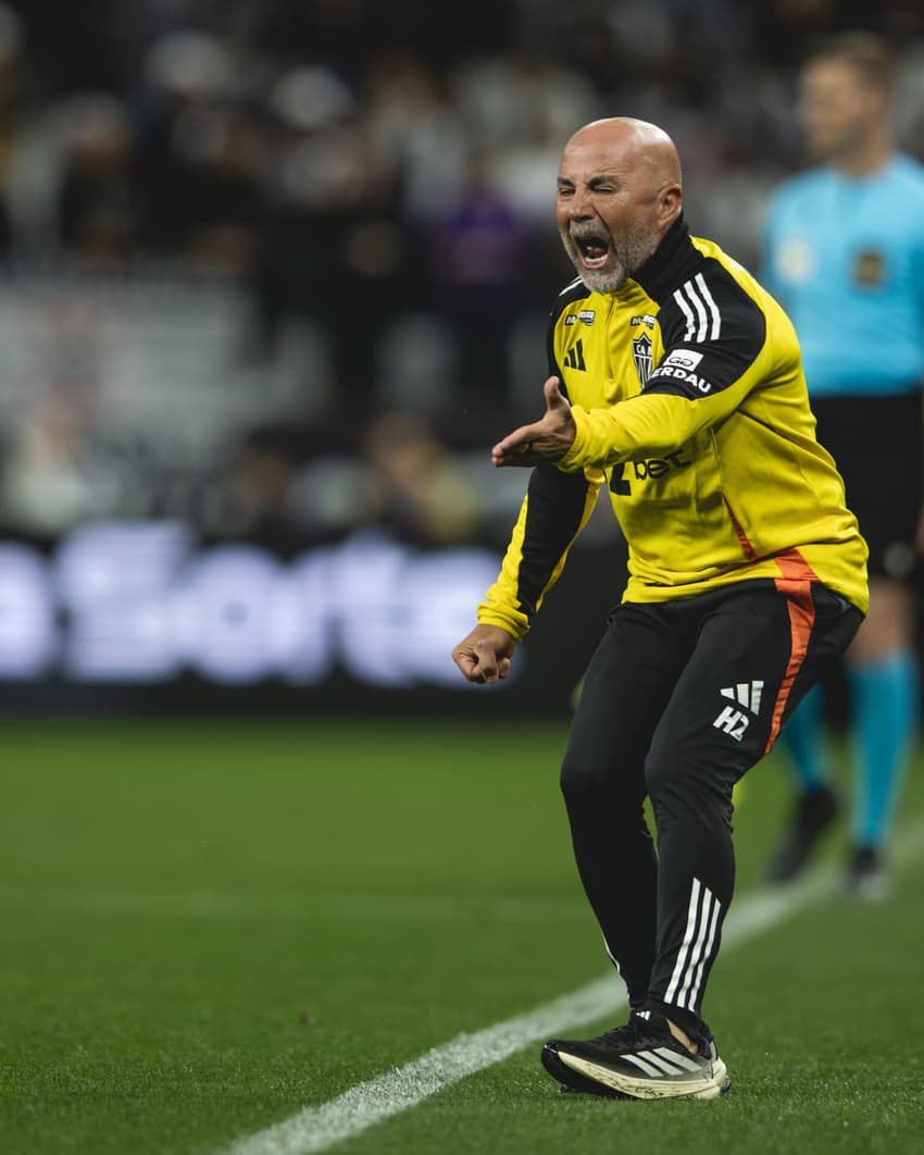 Sampaoli dando instruções em Atlético x Corinthians(Foto: Pedro Souza)