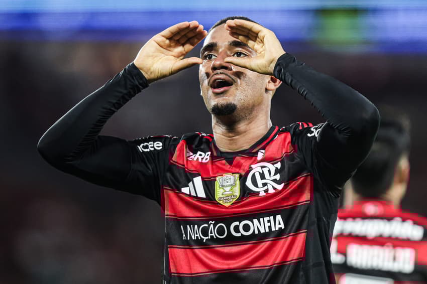 Samuel Lino comemora gol em exibição fantástica contra o Vitória (Foto: Gilvan de Souza / Flamengo)