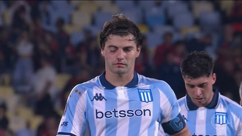 Sosa leva cotovelada de companheiro em Flamengo x Racing pela Libertadores (Foto: Reprodução)