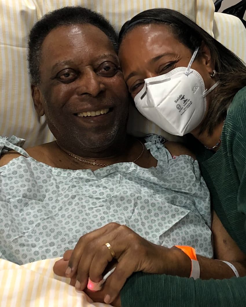 Flávia Arantes do Nascimento ao lado do pai no hospital Albert Einstein. (Foto: Reprodução/ Internet)