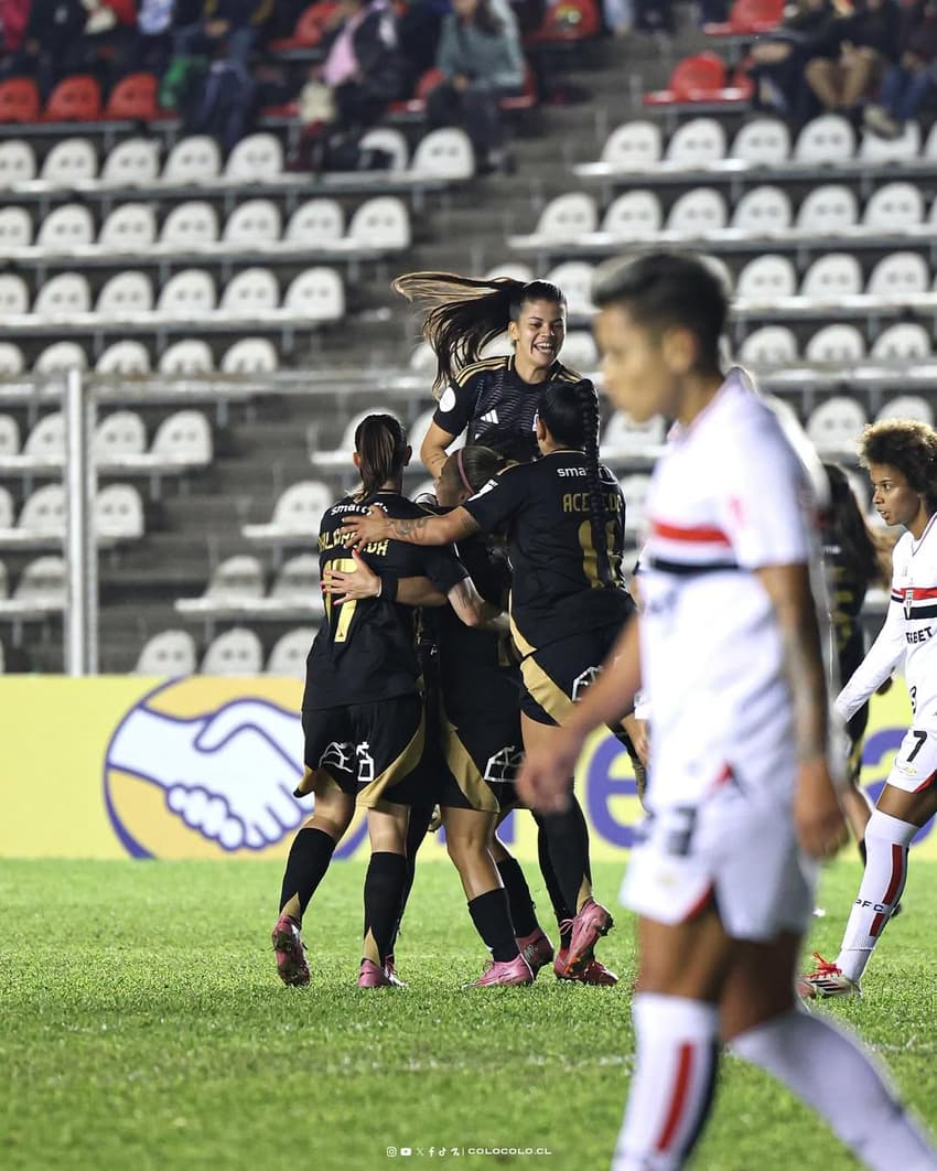 Jogadoras do Colo-Colo comemoram vitória diante do São Paulo, pela Libertadores Feminina. (Foto: Conmebol/Divulgação)