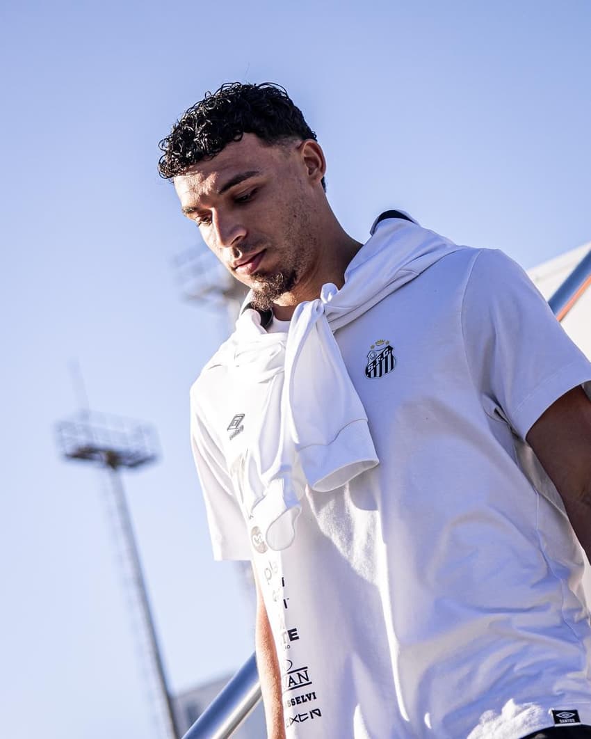 Victor Hugo deverá ser o substituto do suspenso Zé Rafael (Foto: Divulgação/ Santos FC)