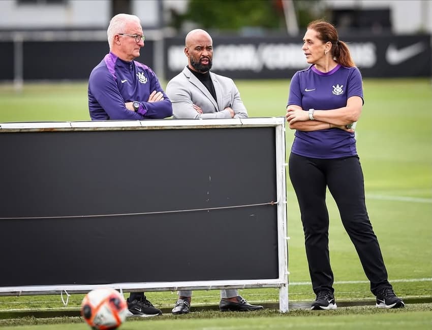 Fabinho, Dorival e Irís no treino do Corinthians feminino. (Foto: Rodrigo Gazzanel / Corinthians)