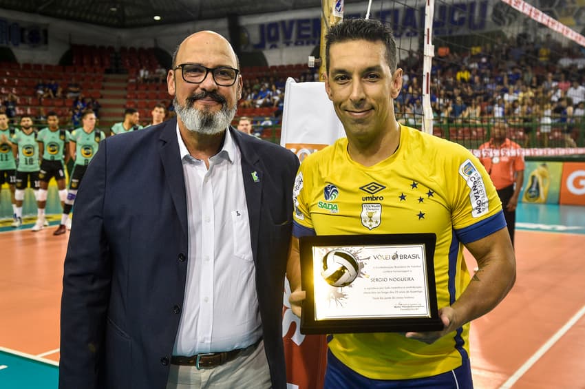 Serginho recebendo homenagem da CBV (Foto: Agênciai7/Sada Cruzeiro)