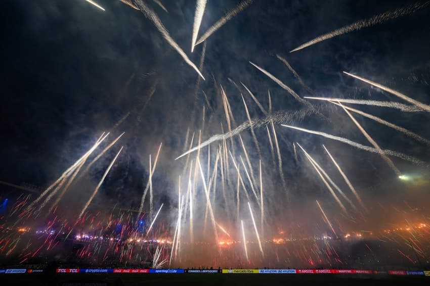 Show de pirotecnia da torcida do Racing no El Cilindro