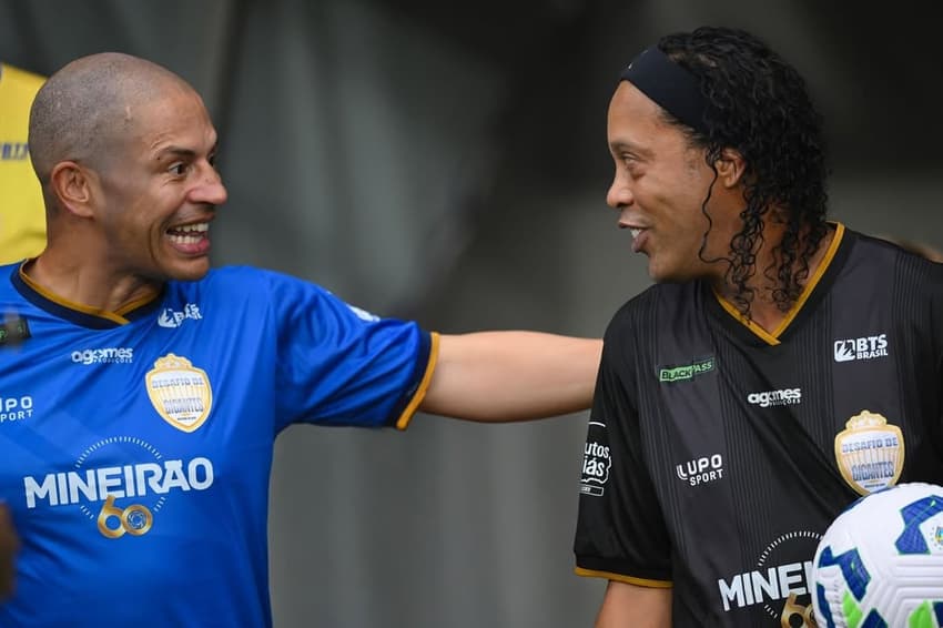 Alex e Ronaldinho lideraram Cruzeiro e Atlético Mineiro, respectivamente, em amistoso festivo para aniversário de 60 anos do Mineirão (Foto: Reprodução/Instagram/mineirao)